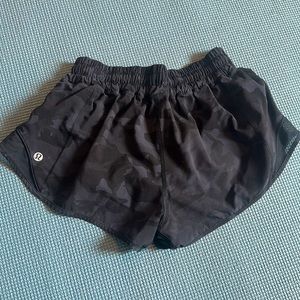 Black/gray camo lululemon hotty hot shorts size 4